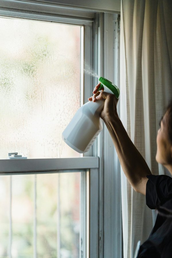 Comment enlever efficacement les traces de silicone sur les vitres